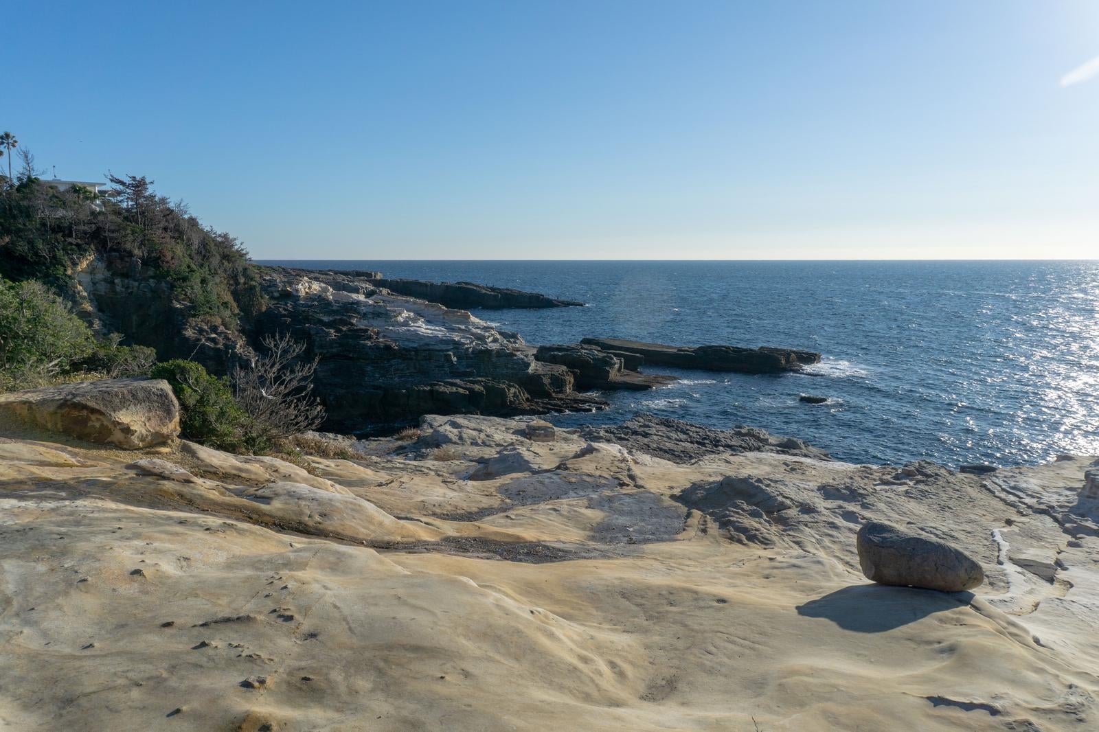 千畳敷の平坦な砂岩と岩場が続く海岸線と青い海