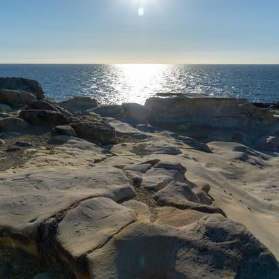 光輝く大海原と千畳敷の写真