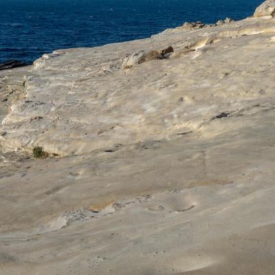 千畳敷の紺碧の海と白い岩盤のコントラストの写真