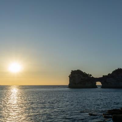 白浜のシンボル円月島に迫る夕暮れの写真