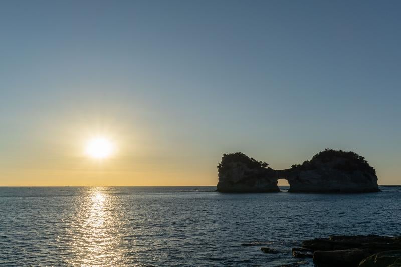 白浜のシンボル円月島に迫る夕暮れの写真