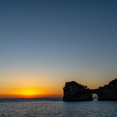 白浜の黄昏と円月島の写真