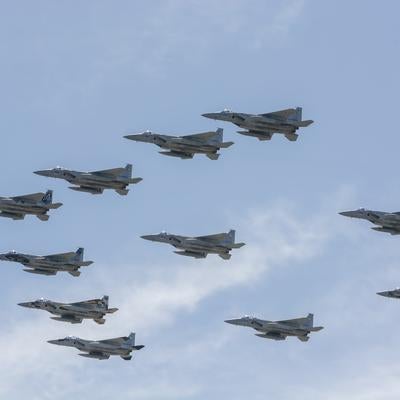 小松基地航空祭2025予行で現れた11機のF15による見事な大編隊の写真