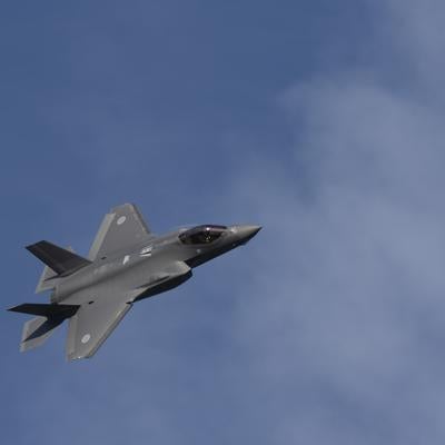 雲が浮かぶ青空を飛行する自衛隊のF-35A戦闘機の写真