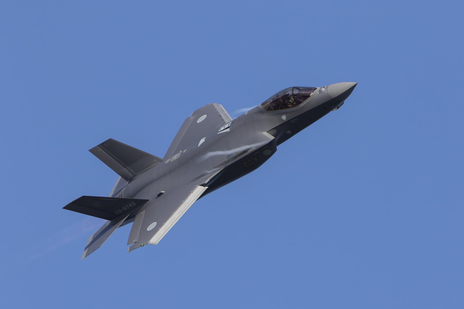 青空を背景に飛行する航空自衛隊のF-35A戦闘機