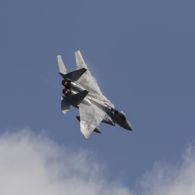 翼の上にベイパーを纏いABを使い激しいフライトを魅せてくれるF15の写真