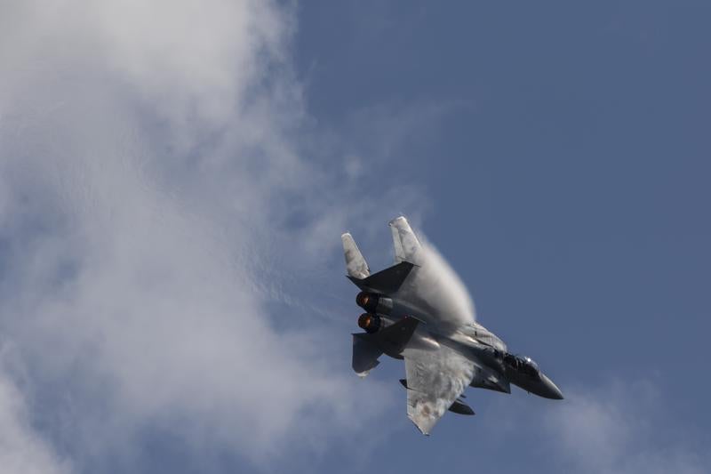 雲にジェットブラストの姿が映し出されるF15の機動飛行の写真
