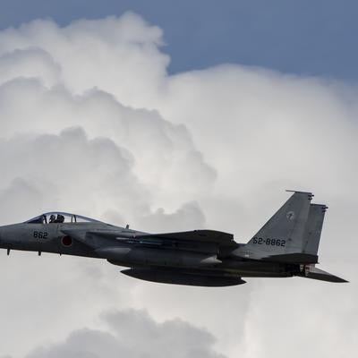 夏雲を背景にABを使用して離陸していく小松基地のF15の写真