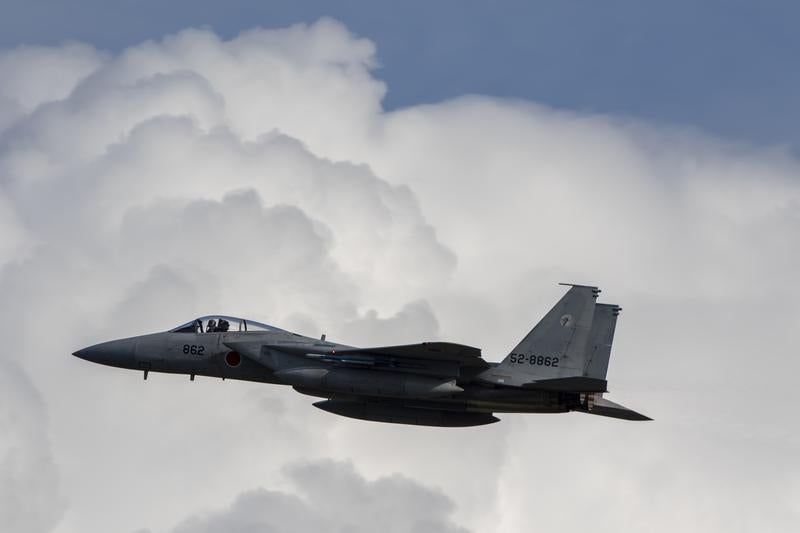 夏雲を背景にABを使用して離陸していく小松基地のF15の写真