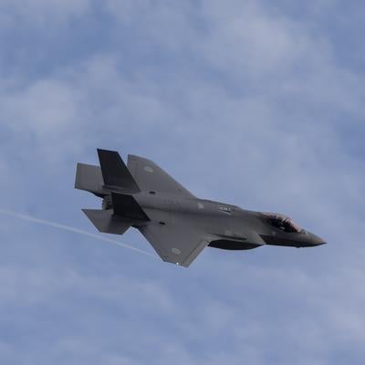 日が傾き始めた時間帯に始まるF35による航空祭予行のフライトの写真