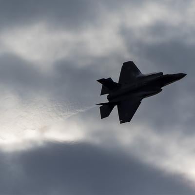 黒雲を背景にしたジェットブラストが目立つF35のフライトの写真