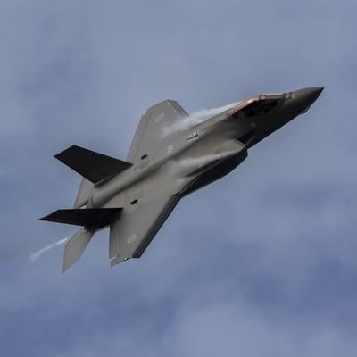 曇り空の中を飛行する航空自衛隊のF35A戦闘機の写真