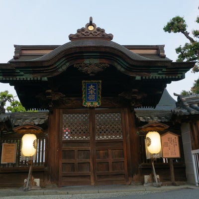 天台宗と共に善光寺を護持運営する浄土宗を束ねる大本願の早朝まだ閉ざされた門の写真