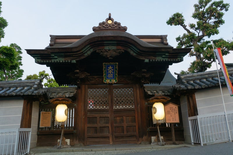 天台宗と共に善光寺を護持運営する浄土宗を束ねる大本願の早朝まだ閉ざされた門の写真