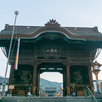 善光寺参りの入り口となる仁王門の写真