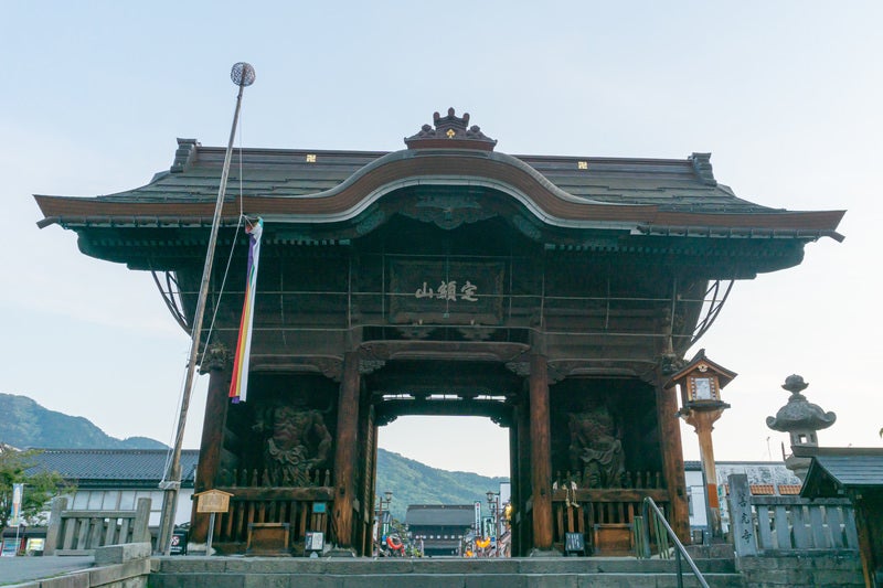 善光寺参りの入り口となる仁王門の写真