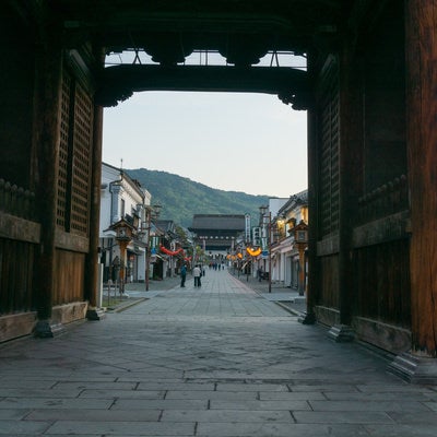 仁王門越しに見える早朝の仲見世通りと奥に見える山門の写真