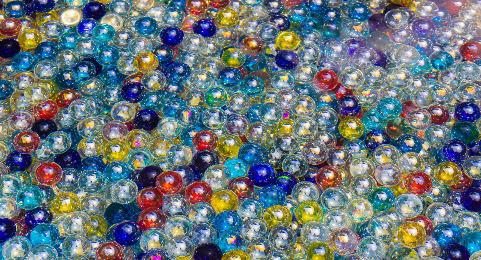 「水鉢一杯のビー玉」の写真