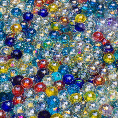水鉢一杯のカラフルなビー玉の写真
