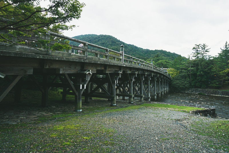 五十鈴川の河原近くに降りて下から見る宇治橋の写真