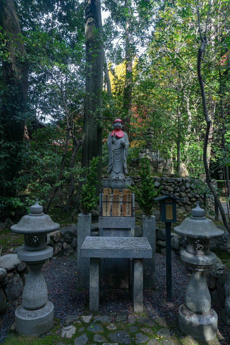 「桂春院のお庭に立つ石仏」の写真