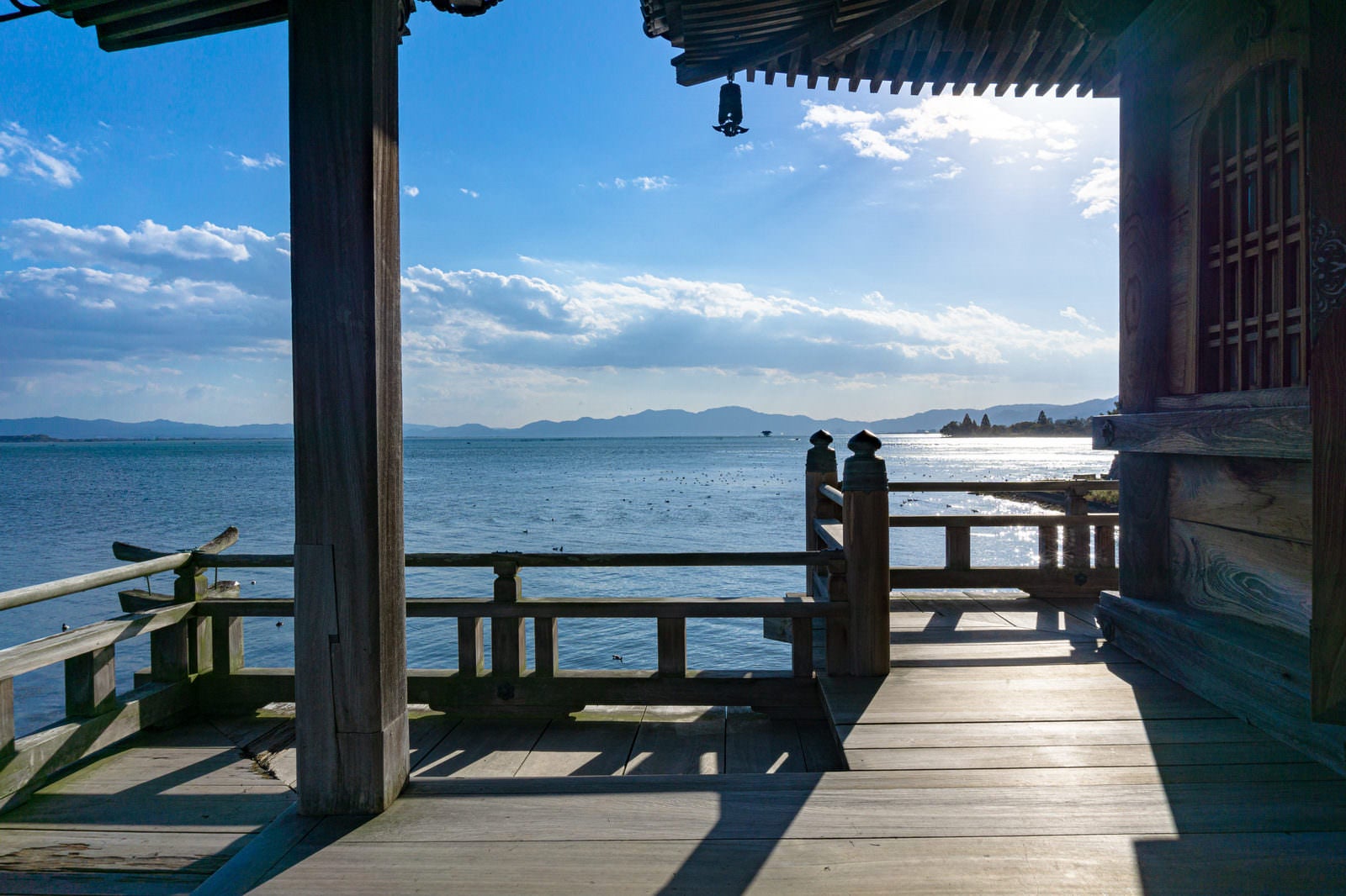 「浮御堂から見るキラキラと輝く琵琶湖」の写真
