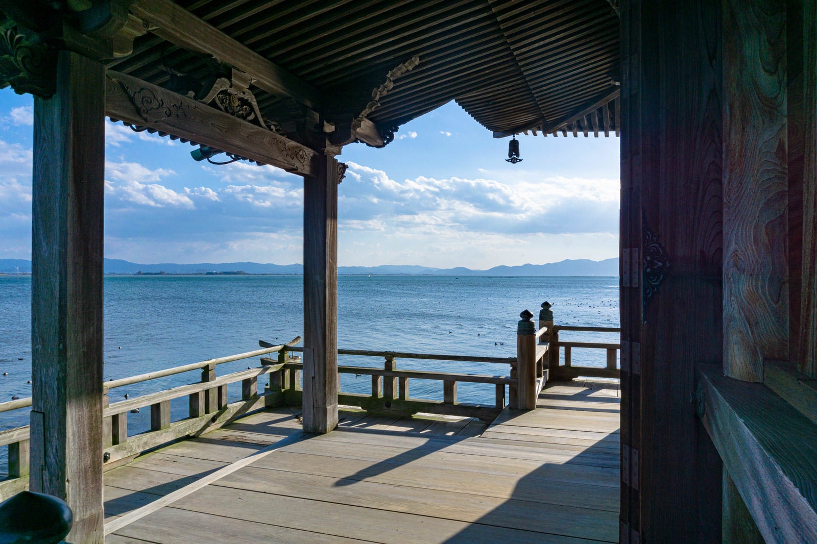 「琵琶湖の上に建つ浮御堂からの景色」の写真
