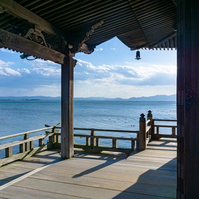 琵琶湖の上に建つ浮御堂からの景色の写真