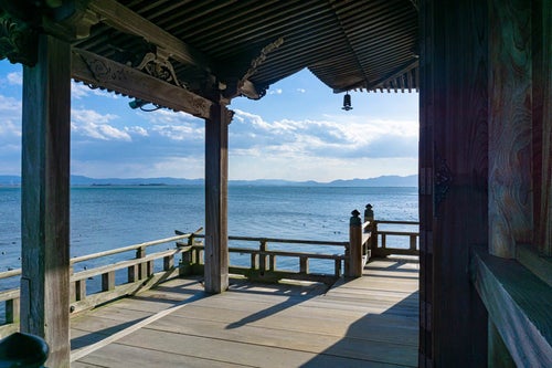 琵琶湖の上に建つ浮御堂からの景色の写真