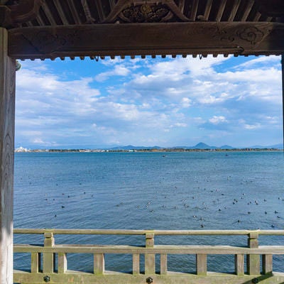浮御堂の回廊から眺める琵琶湖の写真