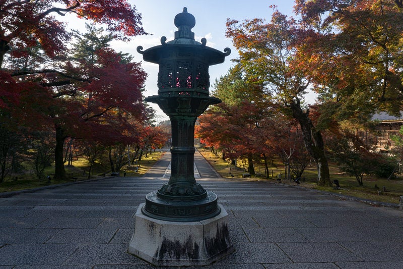 仁和寺金堂前の灯篭の写真