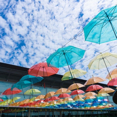 道の駅「パレットピアおおの」のカラフルな傘を見上げて楽しむアンブレラスカイと羊雲の写真