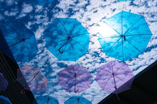 青い傘と羊雲の青空の写真