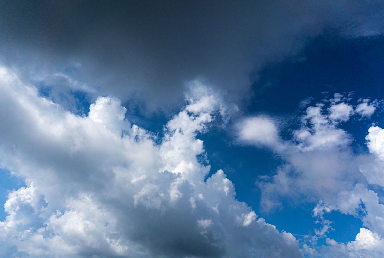 「深い青色の空と雲」の写真
