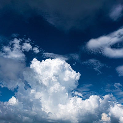 遠くに見える積乱雲と青い空の写真