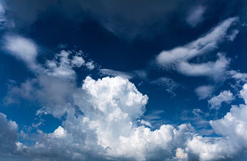 遠くに見える積乱雲と青い空の写真