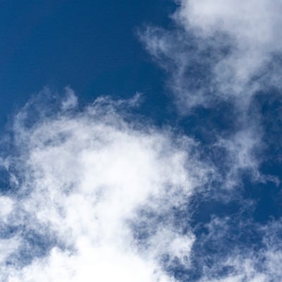 青い空に浮かぶ白い雲の写真