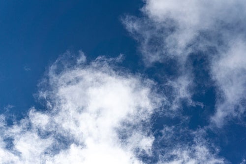 青い空に浮かぶ白い雲の写真
