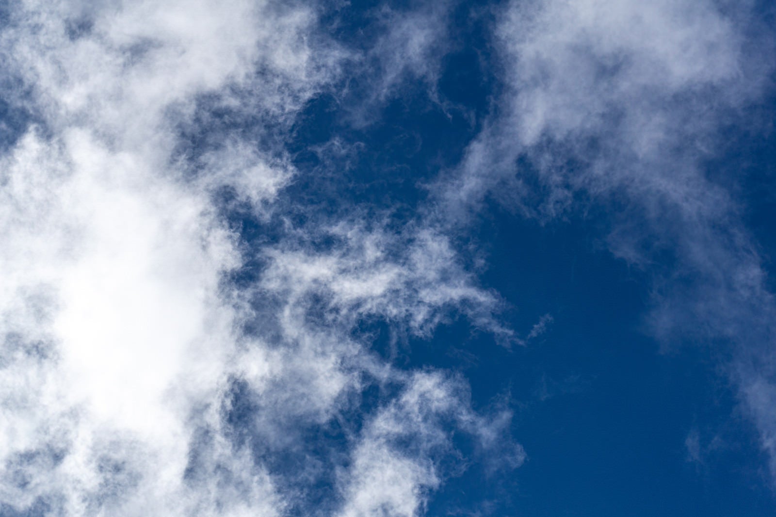 「白い雲が浮かぶ青い空」の写真