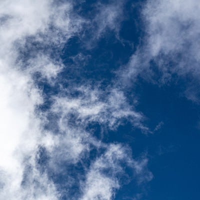 白い雲が浮かぶ青い空の写真