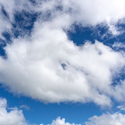 青空に浮かぶ塊上の雲の写真