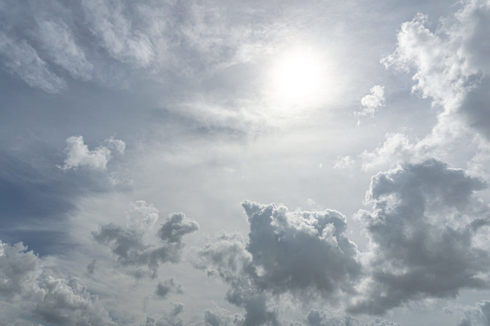 「空を覆う雲に隠れた太陽」の写真