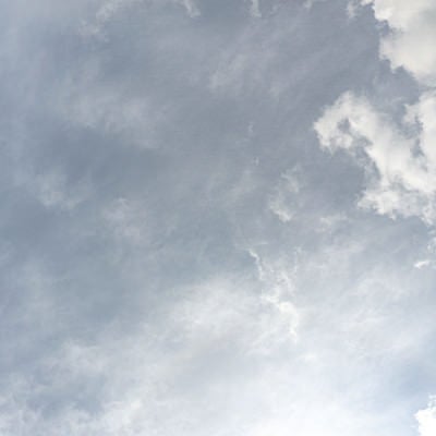 雨が降りそうな雲に覆われる空の写真