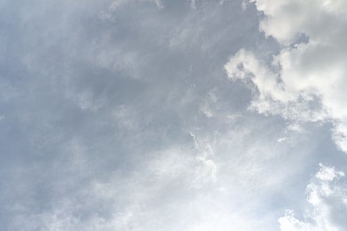 雨が降りそうな雲に覆われる空の写真