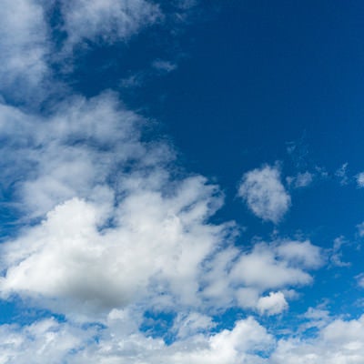 プカプカと浮かぶ雲と青い空の写真