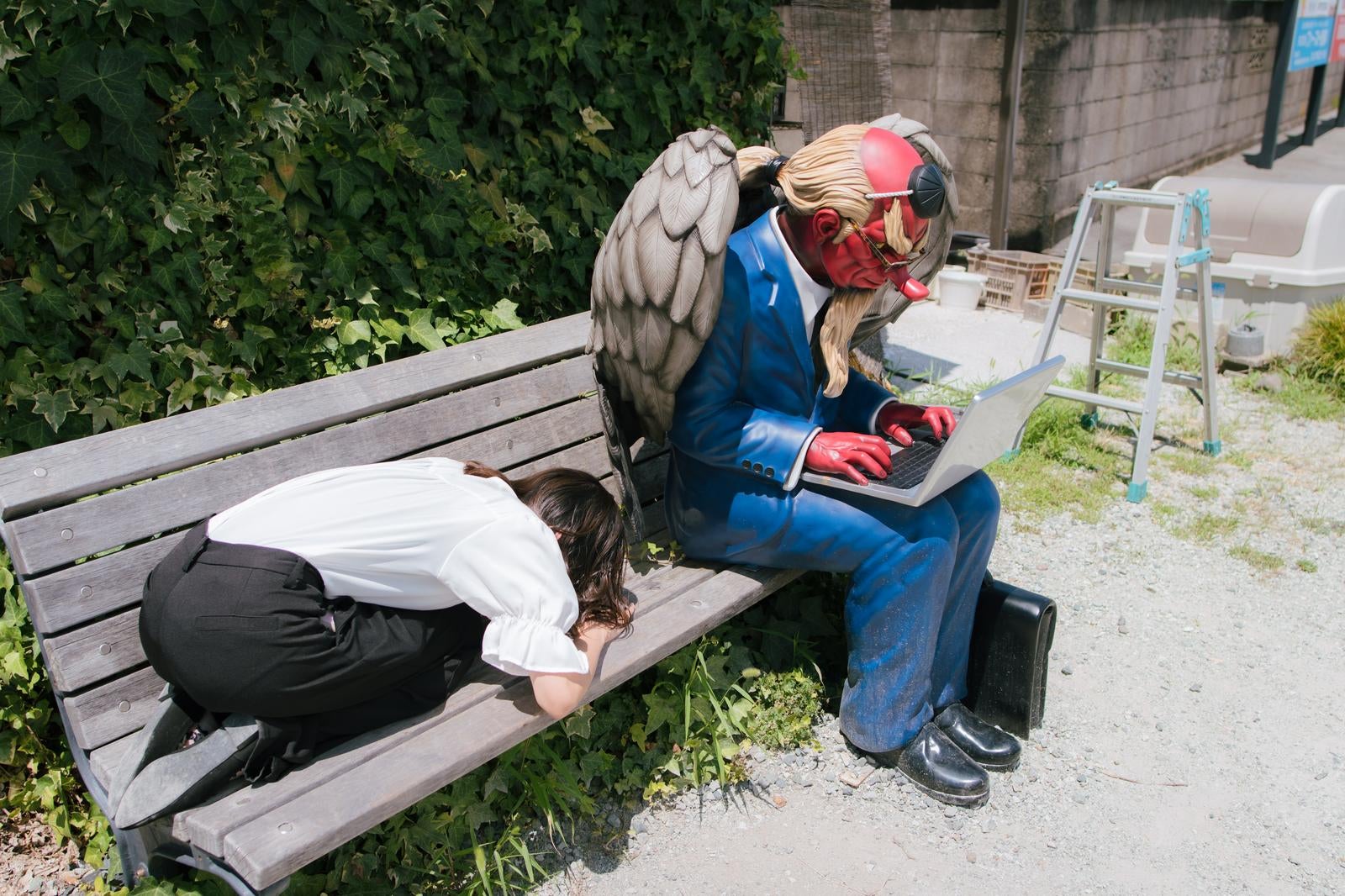 「天狗に土下座して謝罪、ガン無視で草」の写真［モデル：高尾実生］